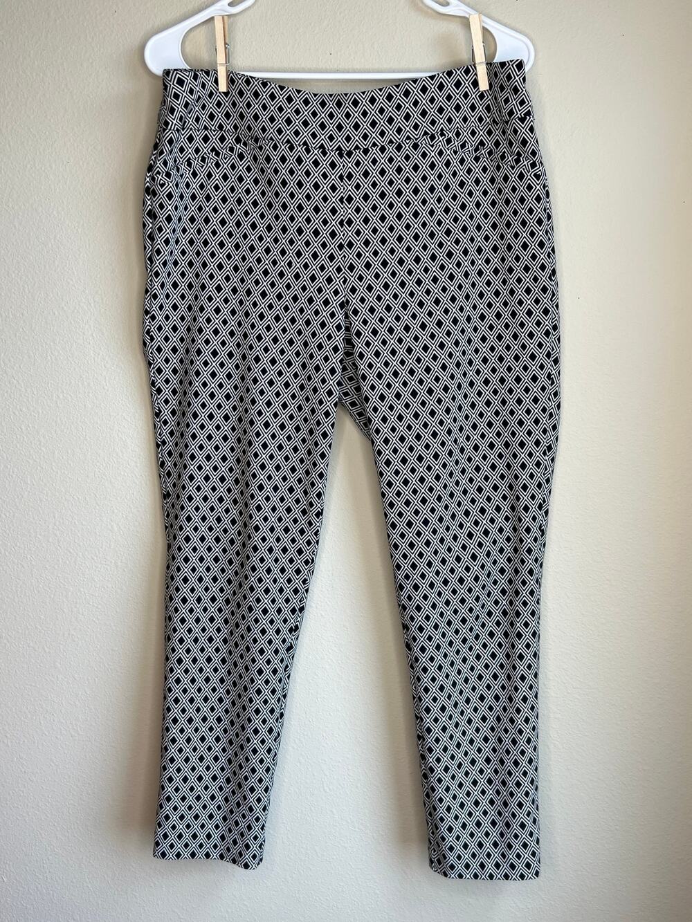 Chico's Fabulously Slimming Black White Geometric Crop Pants Size 1.5/ Medium